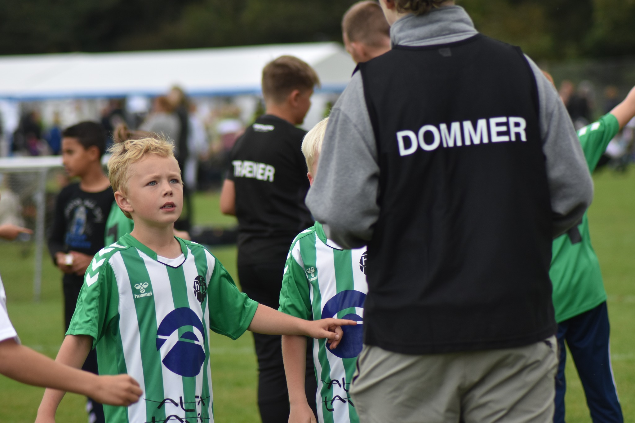 Dommer i samtale med spillere