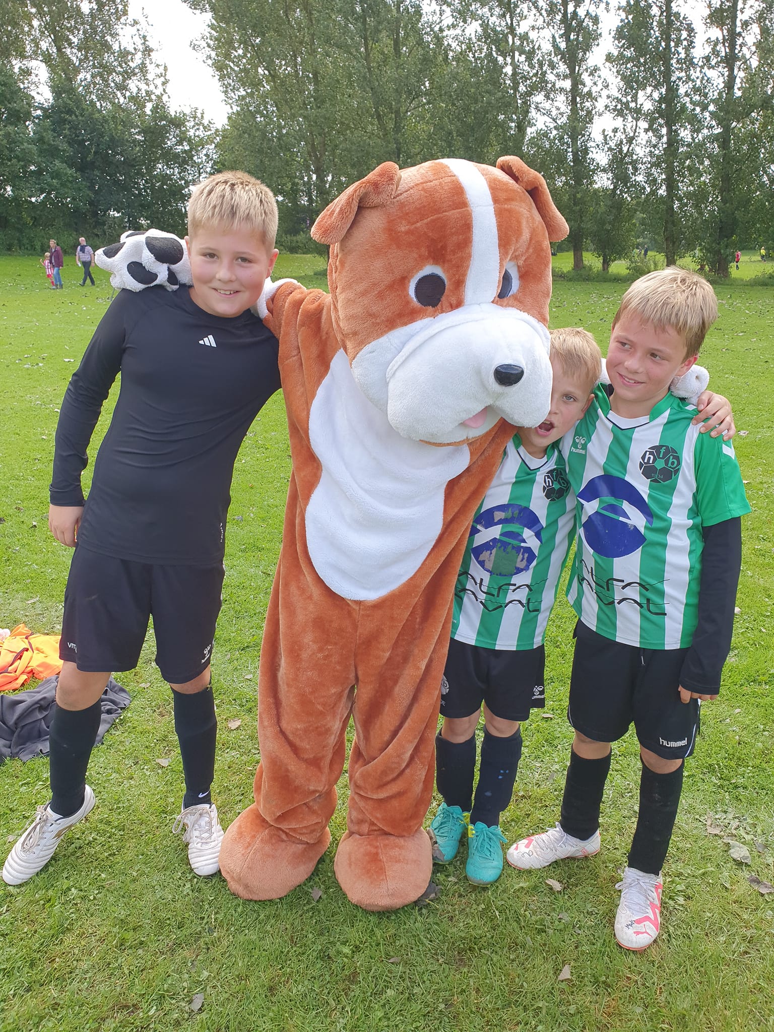 Spillere poserer med Pandekage Cup-maskotten