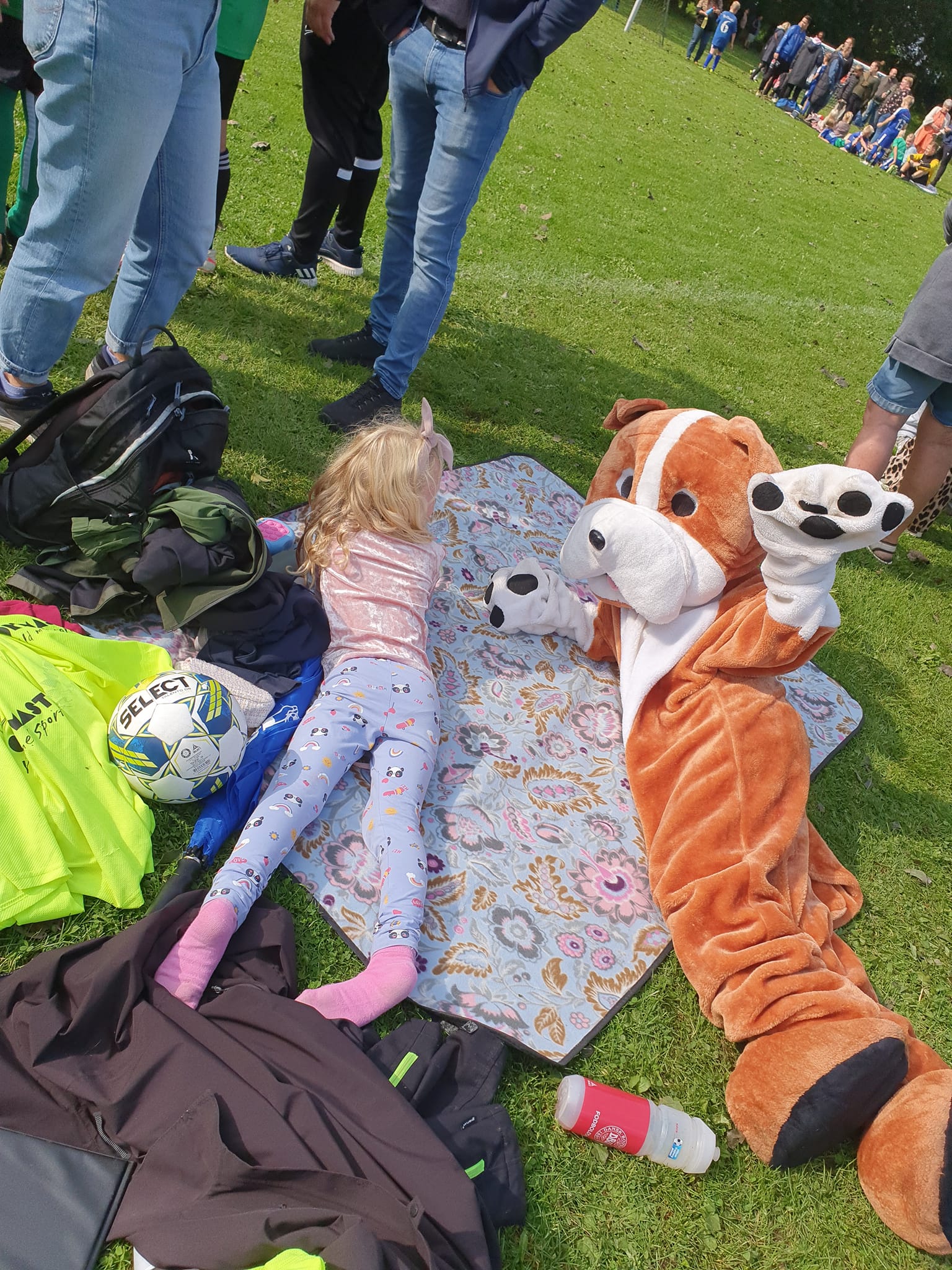 Maskotten hygger med en ung fan