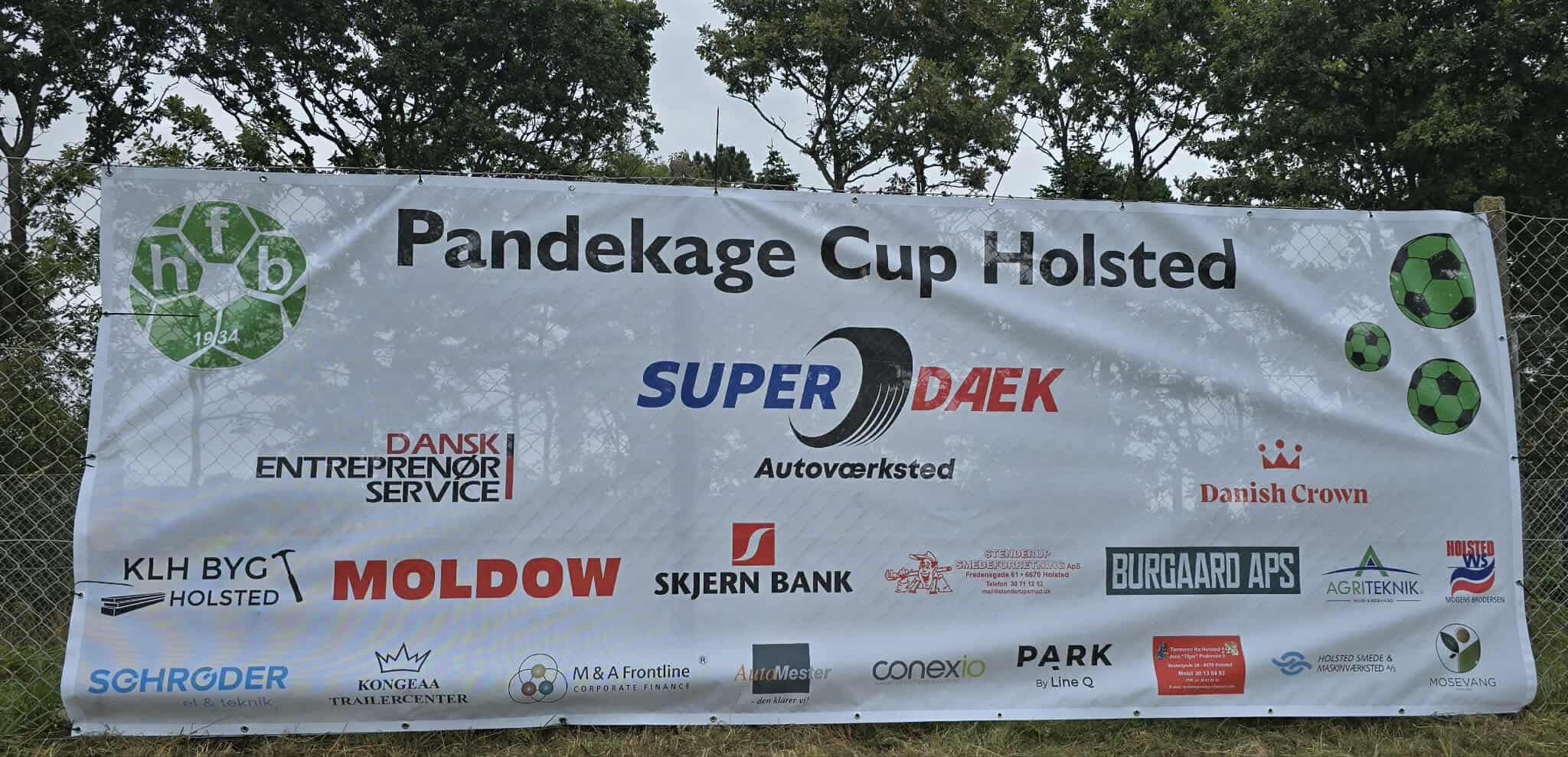 Pandekage Cup Holsted-bannet med sponsorer