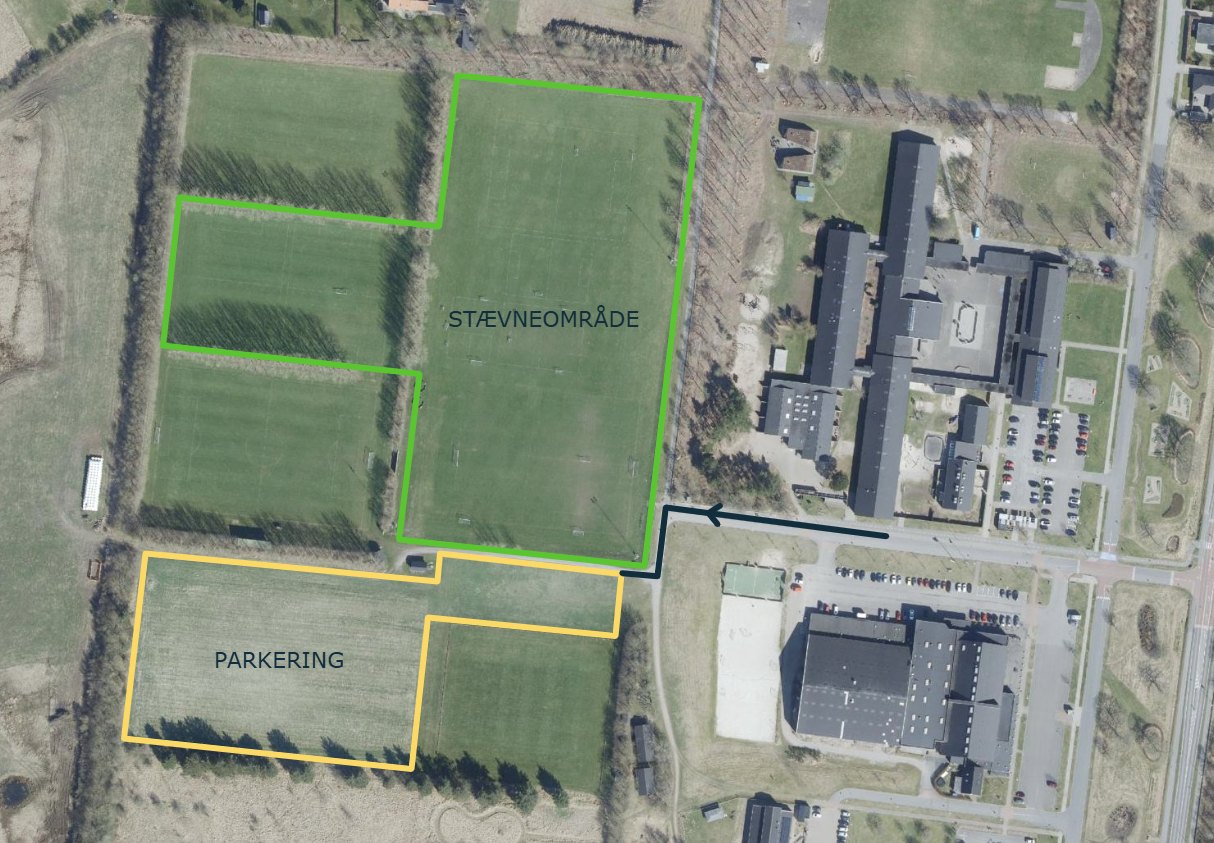 Luftfoto af området ved Medius - Holsted Idrætscenter. Stævneområdet med banerne er markeret med grønt, parkeringsarealet syd for banerne er markeret med gult, og en pil viser tilkørslen fra vejen ind til pladsen.